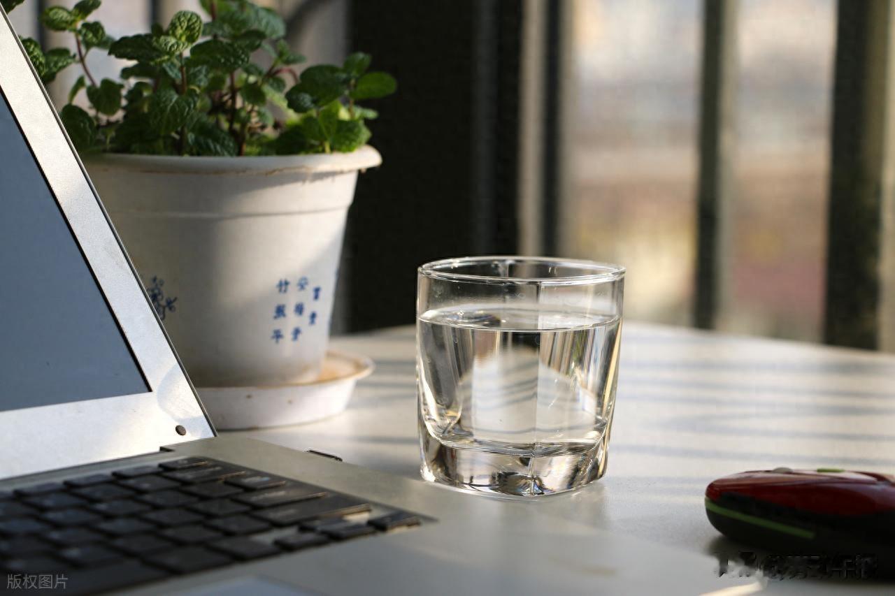 长期喝白开水和长期喝茶的人，谁更健康？