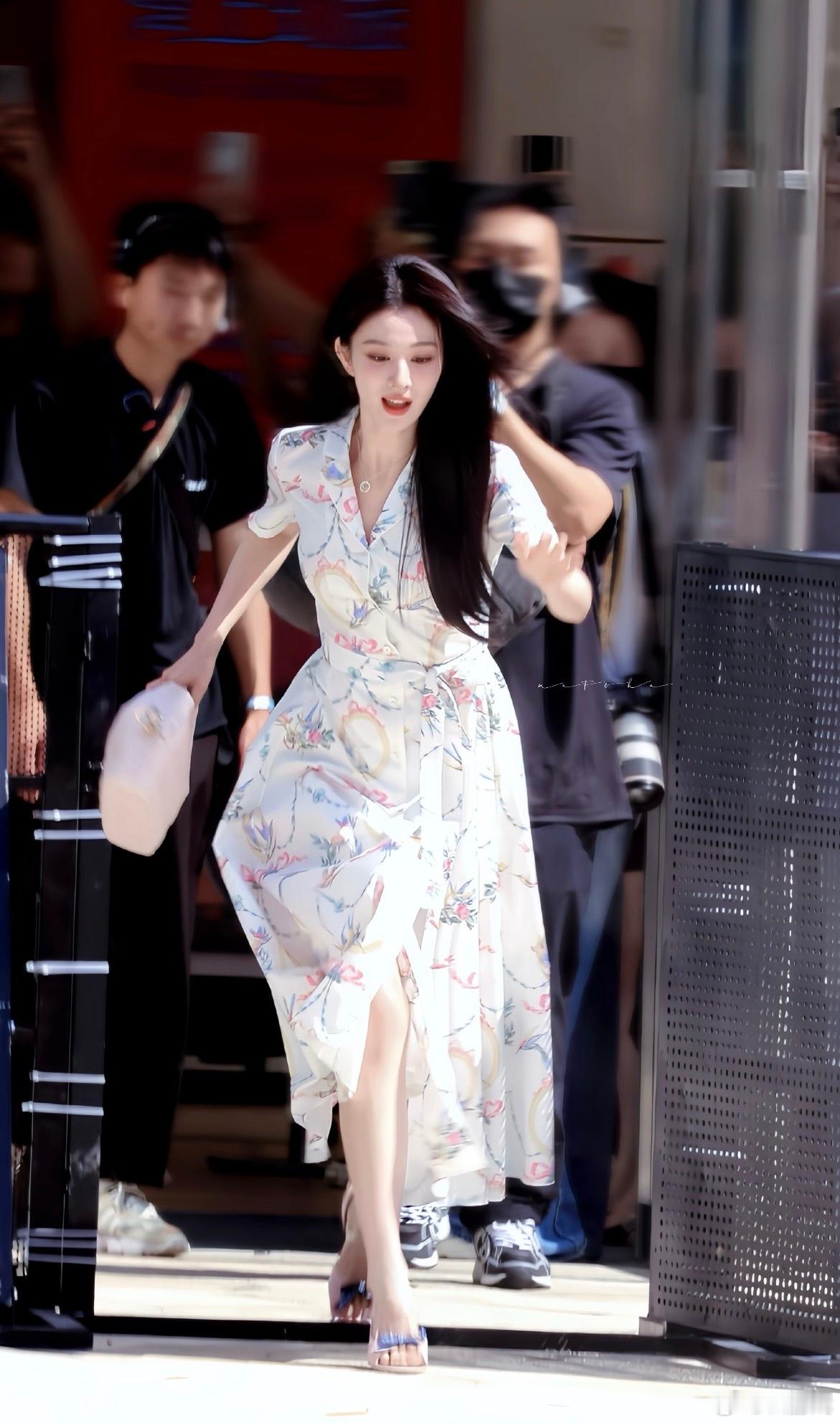 王楚然大一形体课越扒越有王楚然 女神一直这么美萌，回看大学时期的形体课旧照，古灵