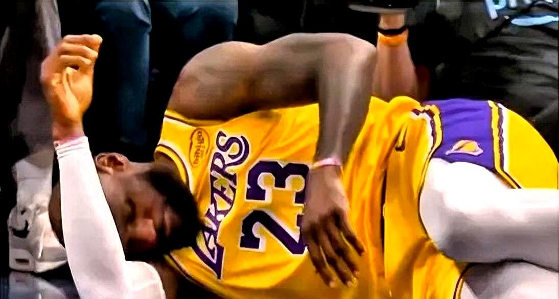 你敢信？41岁詹姆斯上篮摔飞，左肘砸地板疼得直抽气，直接缺席背靠背！
掘金那场