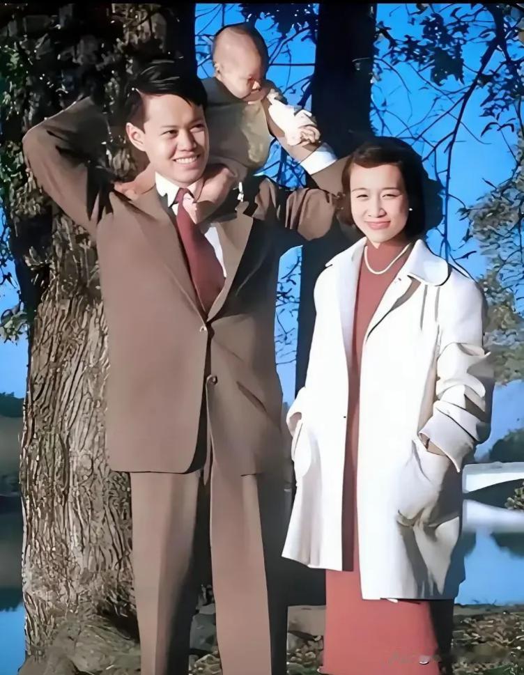 杨振宁的第一任妻子是杜聿明的女儿杜致礼，非常有气质

两个人属于一见钟情，在国外