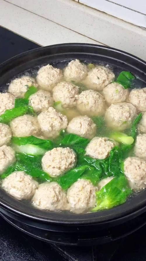 肉丸子汤

冬季，大家都喜欢吃的汤汤水水的暖和。今天就分享一道汤———肉丸子汤