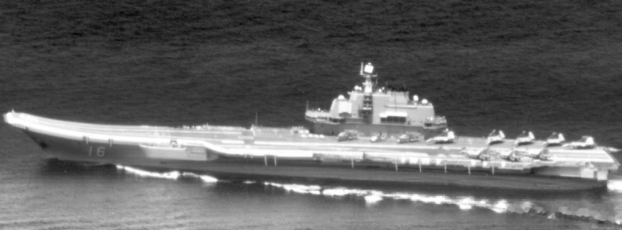 辽宁舰南下台巴子拍的照片显示，甲板上8架J15、2架Z18、1架Z9，只是依然没