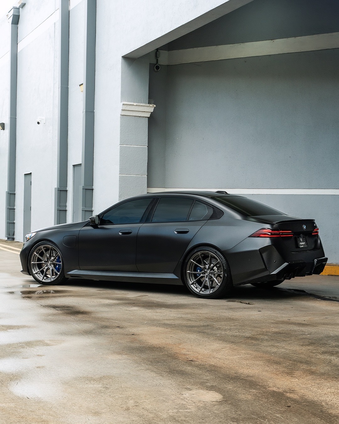 😈 恐怖的黑色2025 BMW G90 M5采用H&R避震降低车身，并配备22