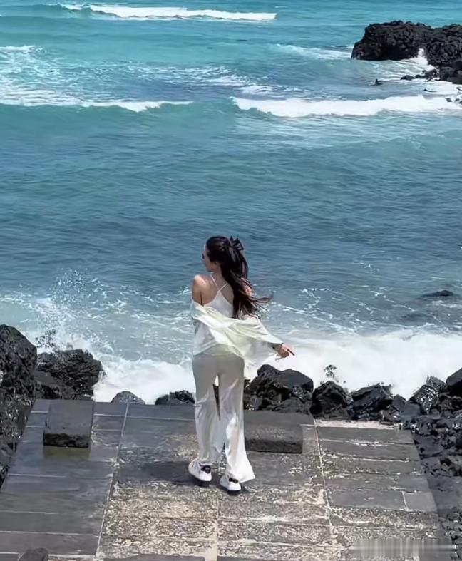 洋洋高锐“泪雨霖铃……终不怨”◎想……什么……想唤……什么……唤情……就象一只鸟