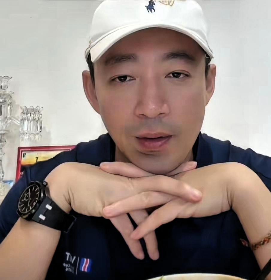 小菲和筱梅在想, 玥儿和箖箖怎么办. 玥儿六年级了, 箖箖也要上学去, 这是个大