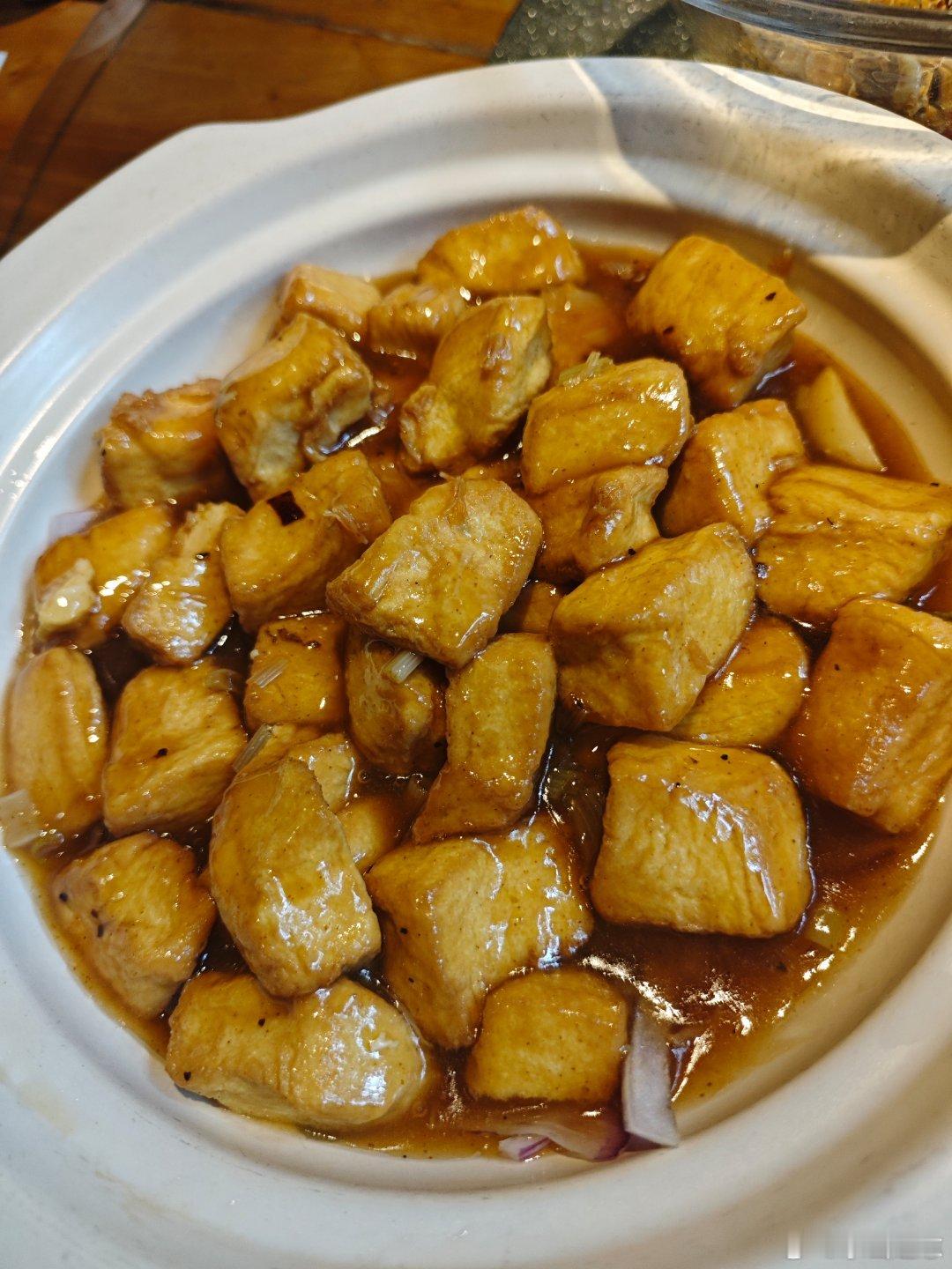 我的美食日记1.保定特色的素颜鱼香肉丝，鸡肉丝做的，酸甜口味。2.巨大的金毛狮王