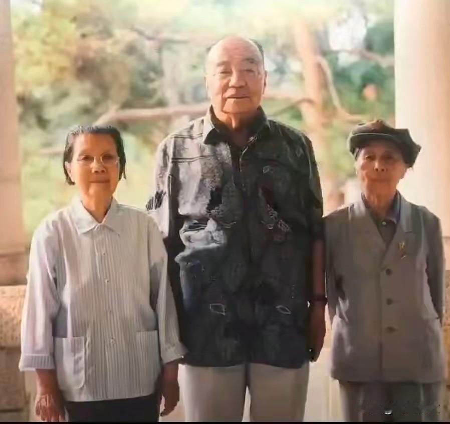 这张照片里，中间是杨尚昆，他两边的女同志分别是谁呢？

经考证：左侧戴眼镜女士是