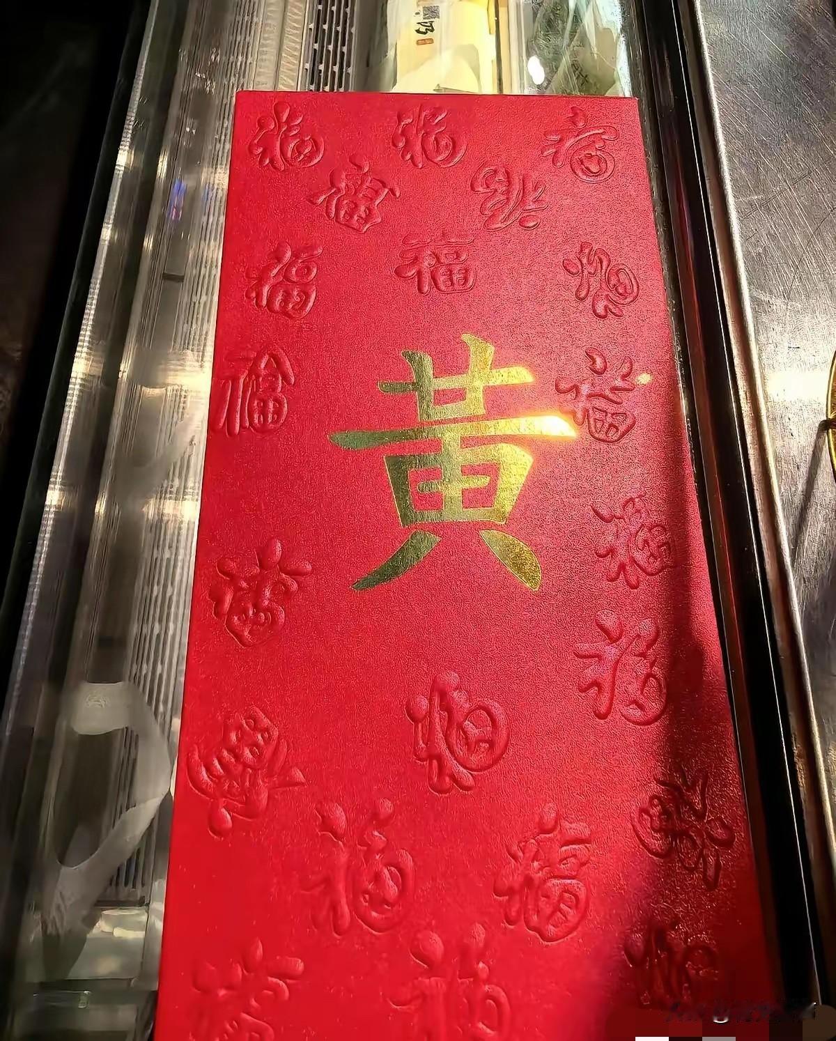 黄仁勋去一家店里买东西，店员认出他了，连连摆手，说这单免了。

黄仁勋没多话，从
