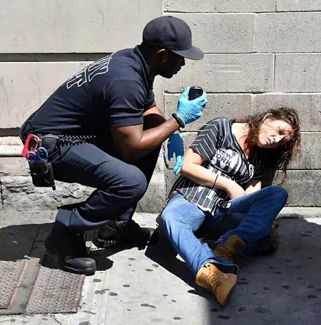 近来热议的“斩杀线”，无情戳穿了西方叙事的滤镜！它哪里是什么“美国梦”？分明是一