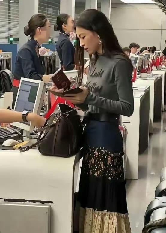 怪不得这么多男明星和她传过绯闻，现实中确实惊为天人。 