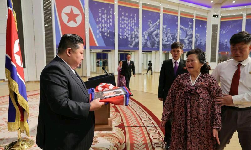 朝中社8月30日报道，朝鲜领袖金正恩前一天同在俄乌战争中阵亡的朝鲜士兵家属见面，