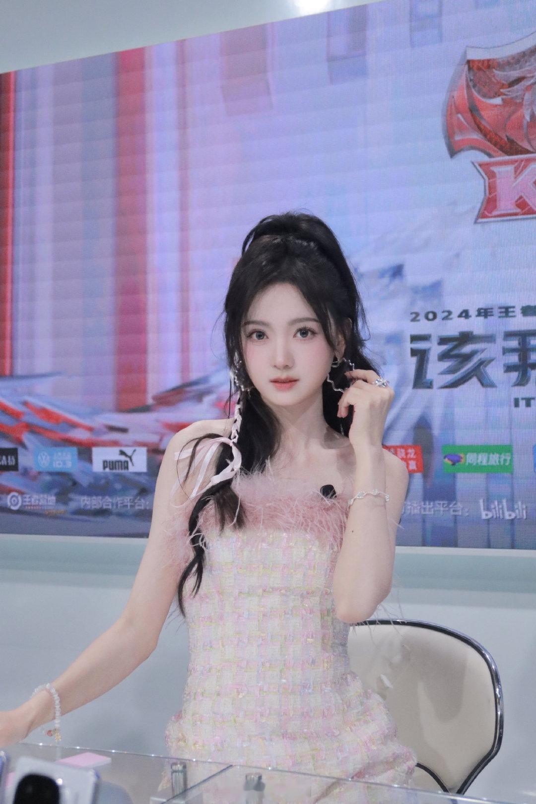 有一说一，怎么感觉隔壁KPL职业联赛的女主持颜值已经开始碾压LPL了，LPL能不