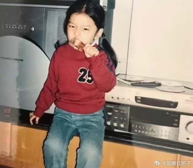 陈飞宇孙千换了情头 陈飞宇孙千换了名场面情侣头像这手绘画风真的太适合他俩了，本来