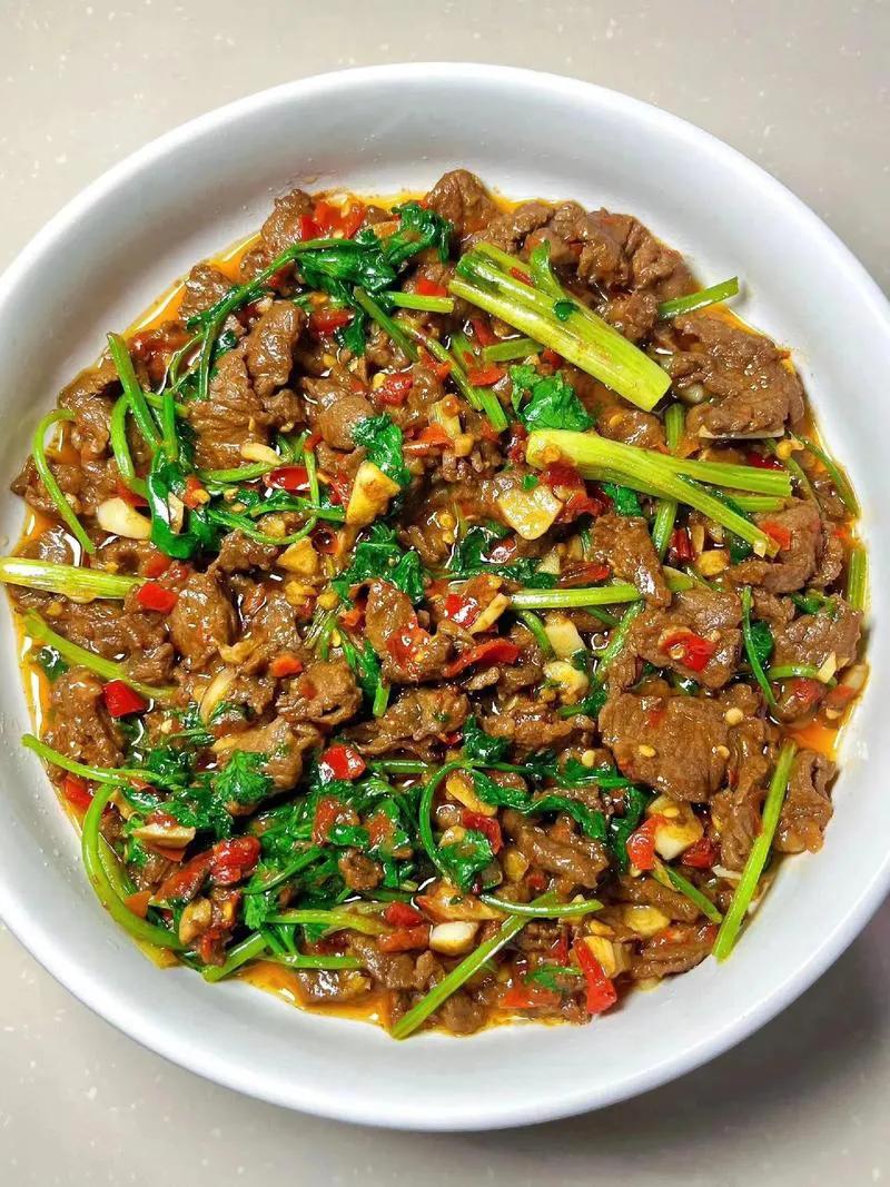 相册里的美食， 巨好吃的剁椒炒牛肉

剁椒炒牛肉，牛肉滑嫩，鲜香入味！ 
拌米饭