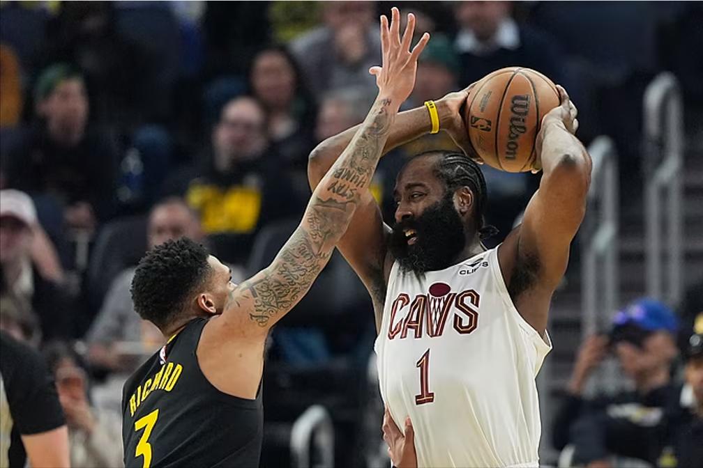 骑士上演惊天逆转，哈登末节主宰比赛！

北京时间4月3日，NBA常规赛迎来一场焦