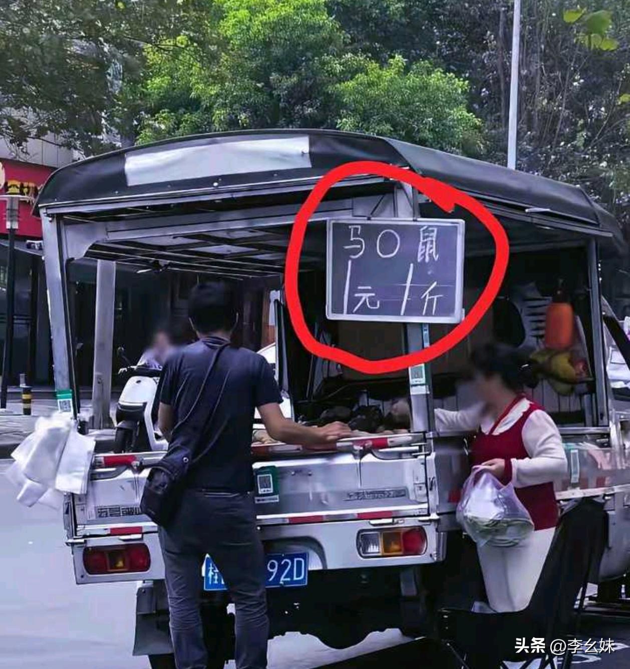 有文化，但不多，不仔细看还不知道是啥