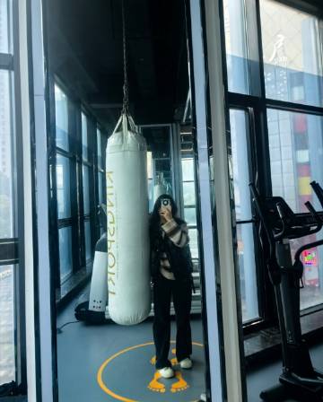 你去找黑丝吧，我脱了牛仔裤里面还有秋裤。