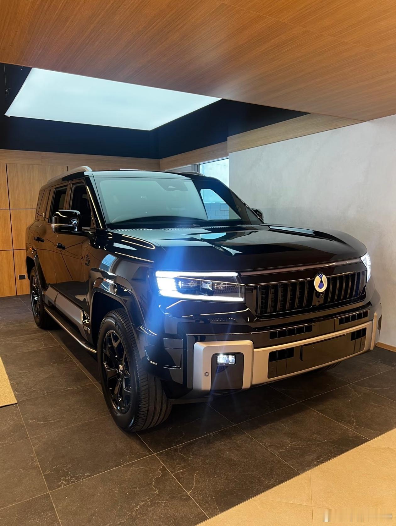 腾势 B8 的参数与价格• B8（7座版）：$109,999 + ORC• B8