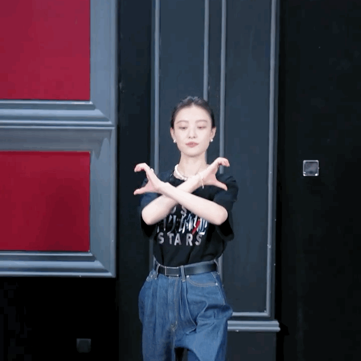 她在干嘛？[狗头]

她们出来后站在一起真的很养眼！[惊喜]

