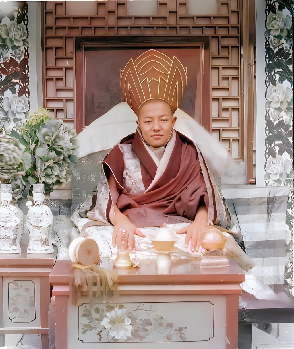 这张老照片里，五世嘉木样活佛稳稳坐在拉卜楞寺的宝座上。头上那顶高高大大的帽子，带