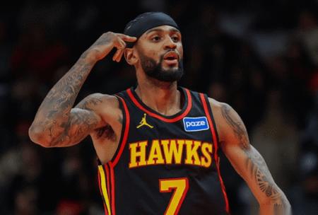 现在很多火箭球迷看到亚历山大-沃克在老鹰打的这么好，在那里拍大腿说当初抢他就好了