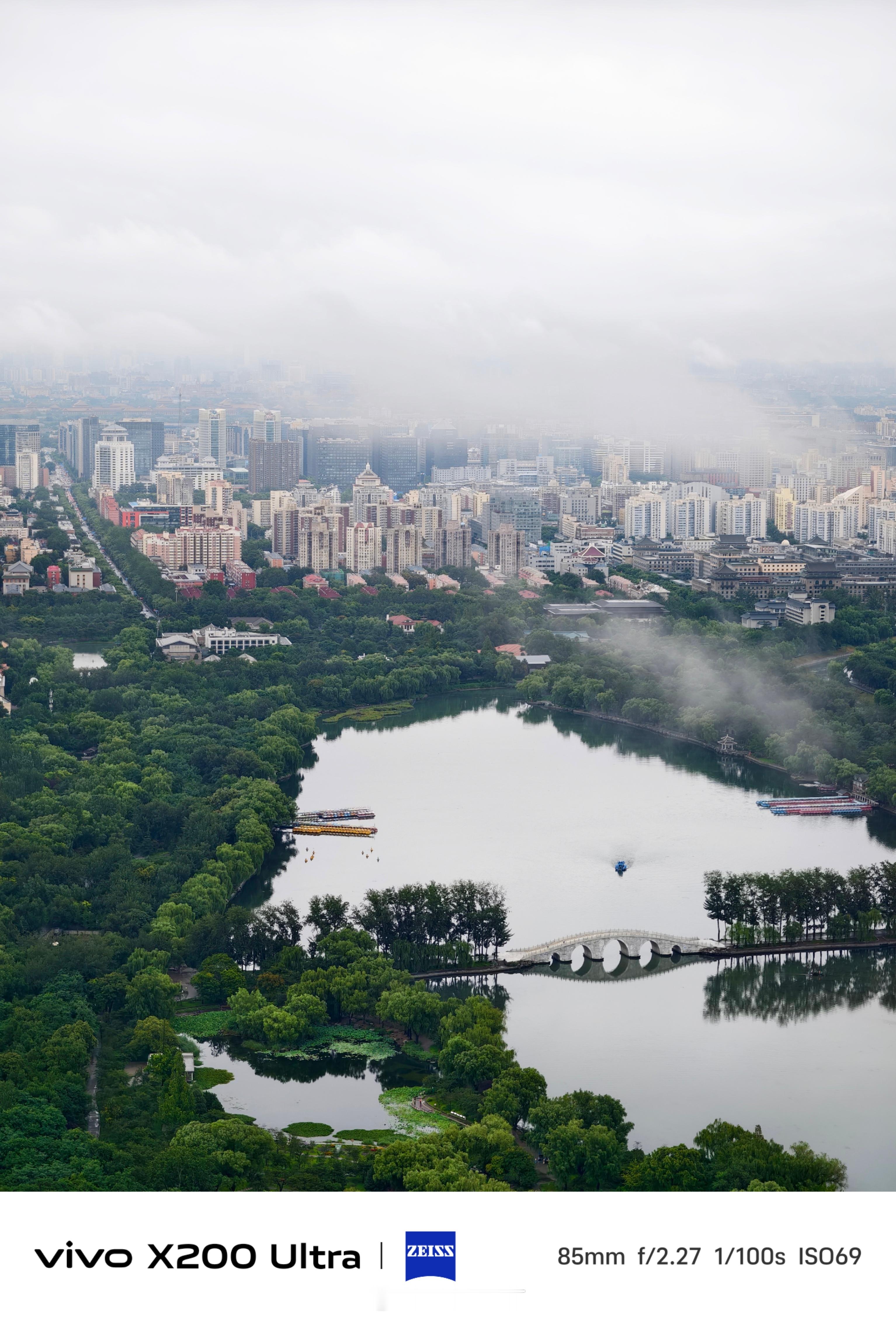 《在雨中的云上京城》连续两天的降雨，洗刷了城市上空的雾霾，驱赶走了桑拿般的暑气，