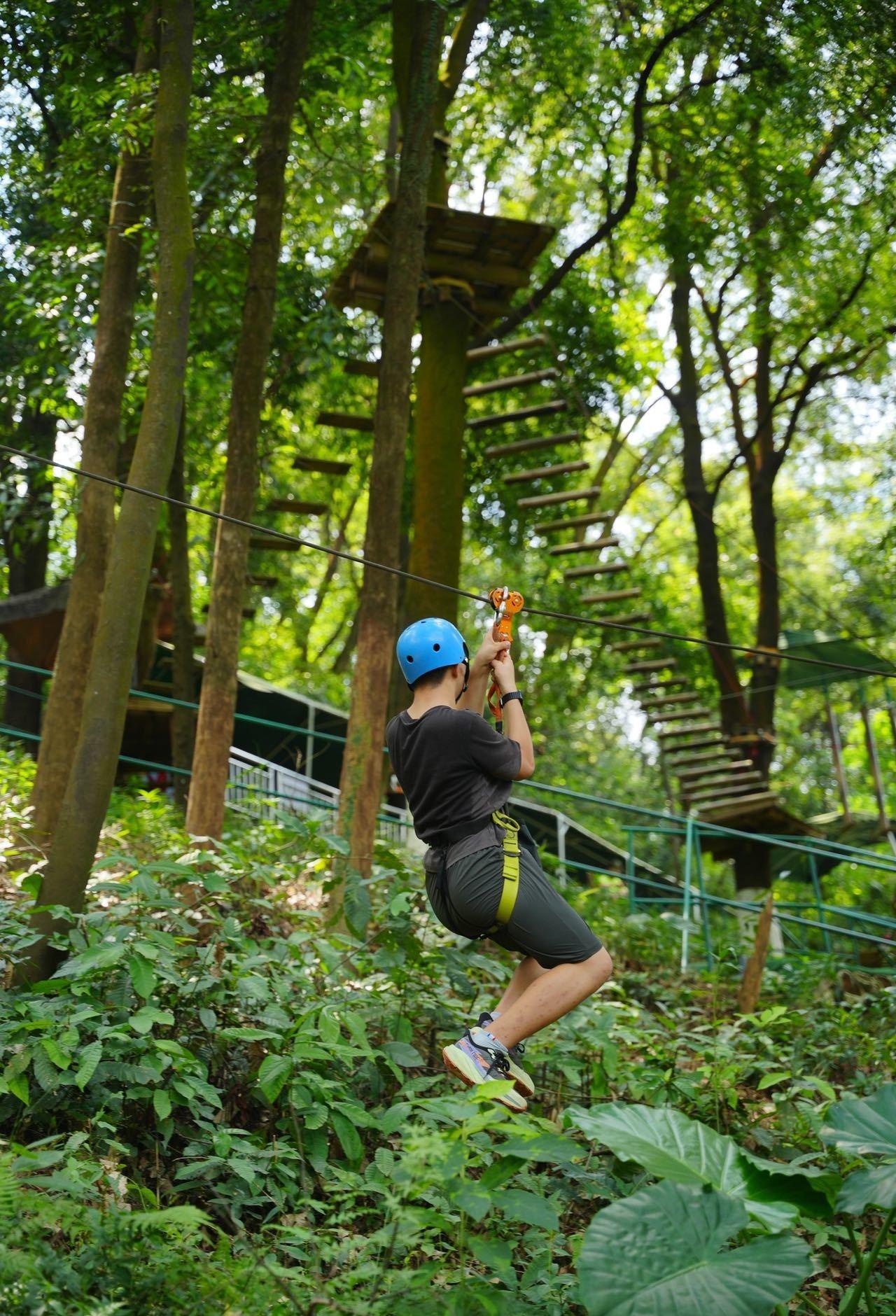 上次公司团建选了天鹿湖飞越丛林，简直是破冰神器！
从市区开车过来也就1小时，8条