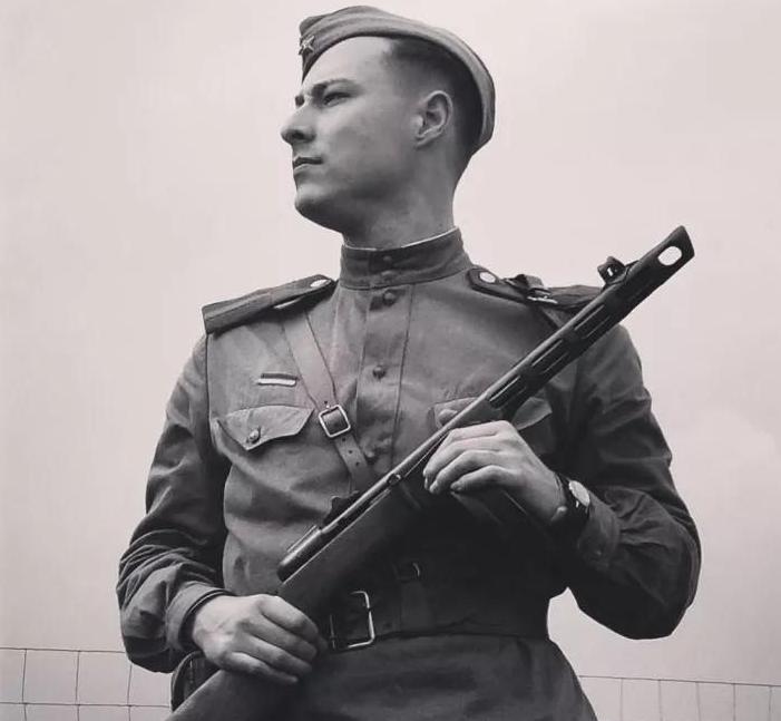 “火力风暴”，苏联波波沙冲锋枪简史！
二战时期，冲锋枪可谓“火力主角”，各国都拿