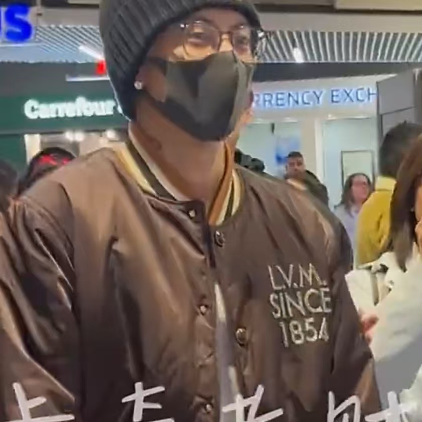 王鹤棣到达巴黎look王鹤棣到达巴黎造型王鹤棣巴黎到达路透，可以，