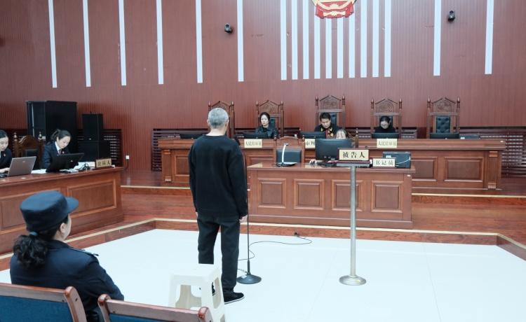 男子持刀闯派出所威胁民警获刑3年【青海一男子酒后闯进派出所持刀威胁民警，一审获刑