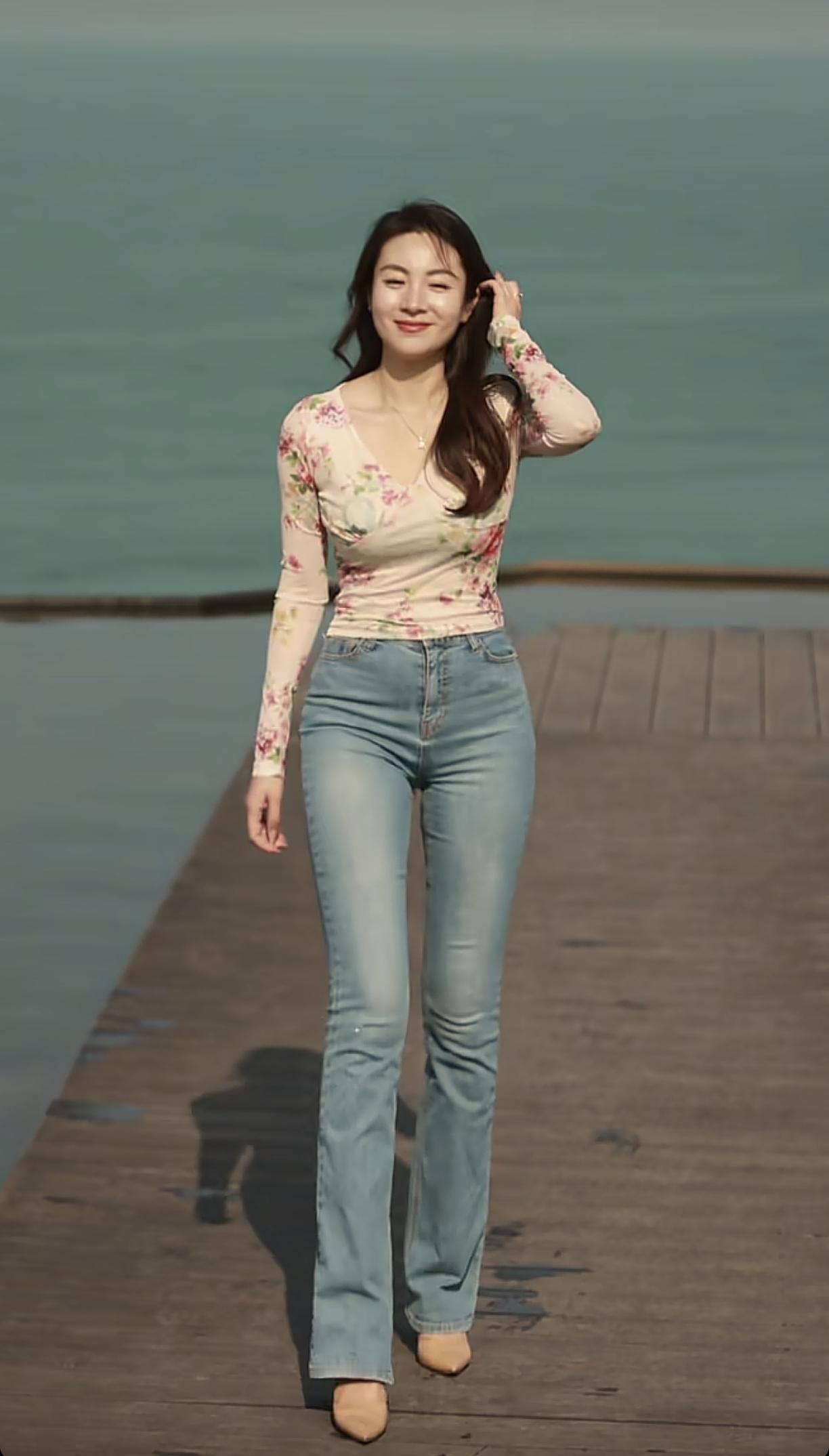 海边漫步，阳光明媚，心情舒畅。海边游玩风 海边踏浪漫步 海边度假感