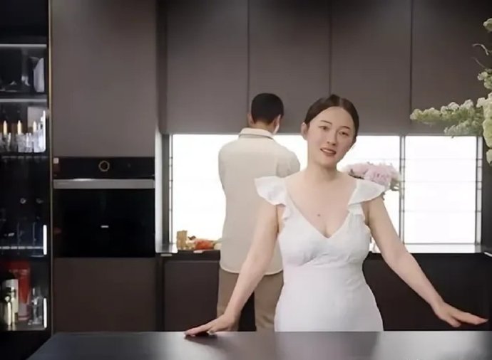 霍思燕是内娱最真实的女明星吧 中年身材发福的霍思燕，大方展示小肚子，要知道年轻时