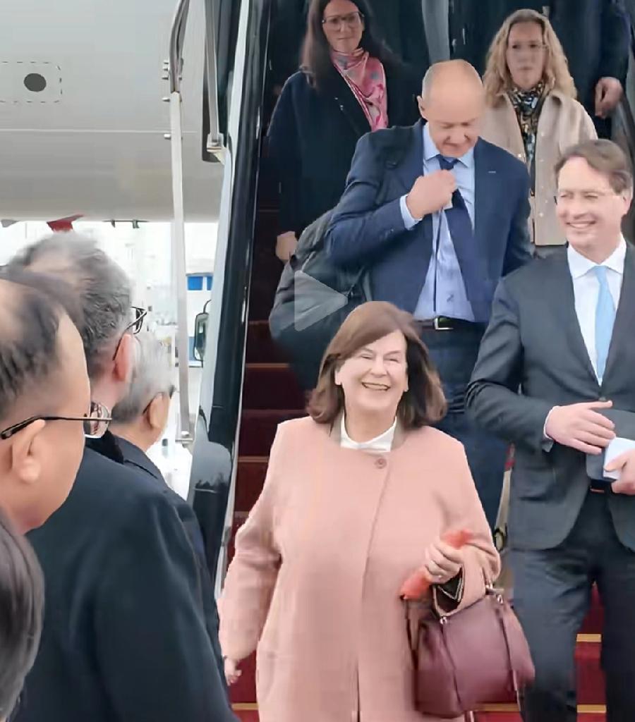 德国来华企业高管们，有一个特点，都不带秘书随从，自己拎着、背着大包小包，衣服什么