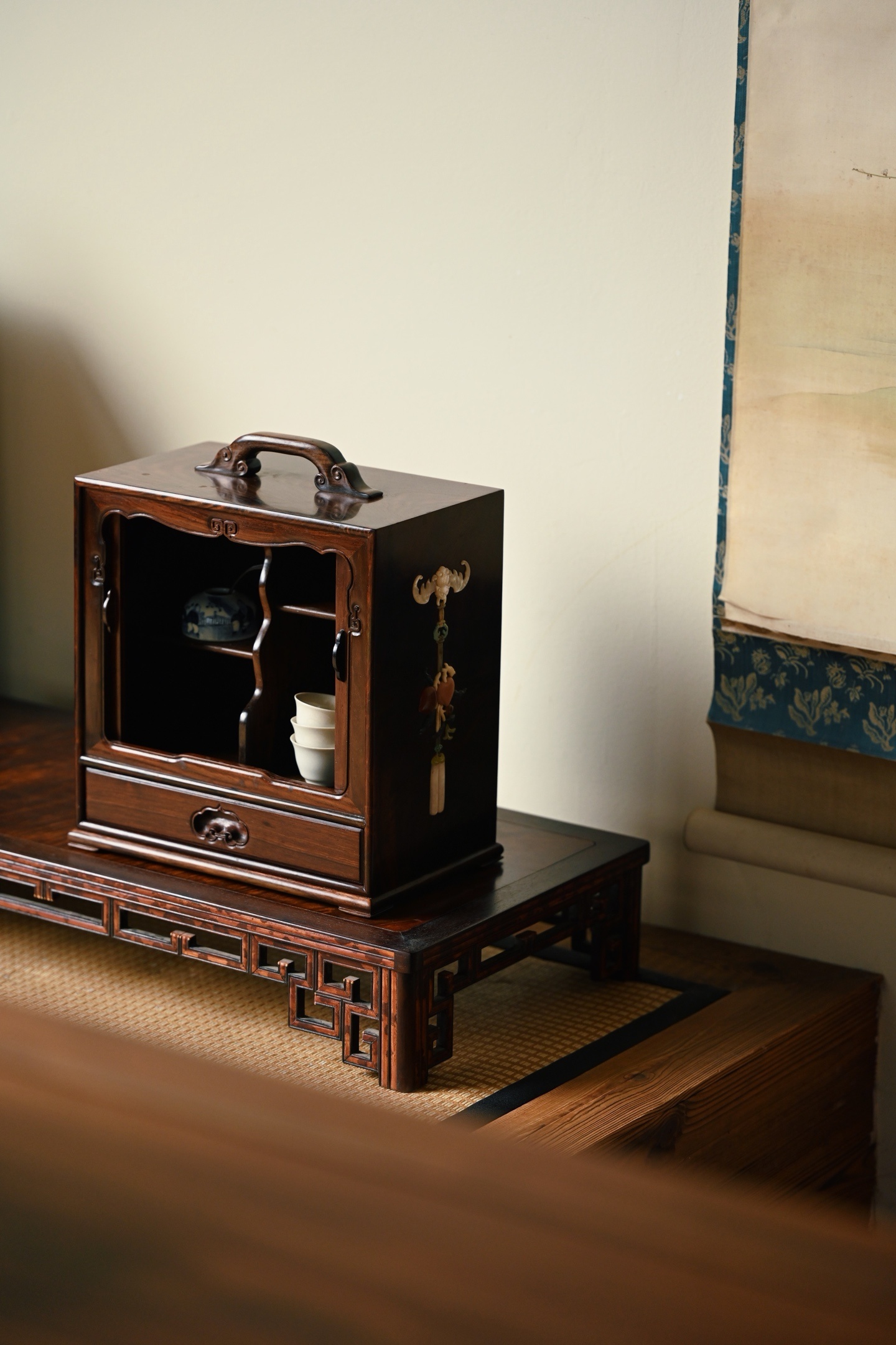 大红酸枝×百宝嵌 | 福寿双全 茶箱整器形制古朴，纹理华美，正面柜门推拉式设计，