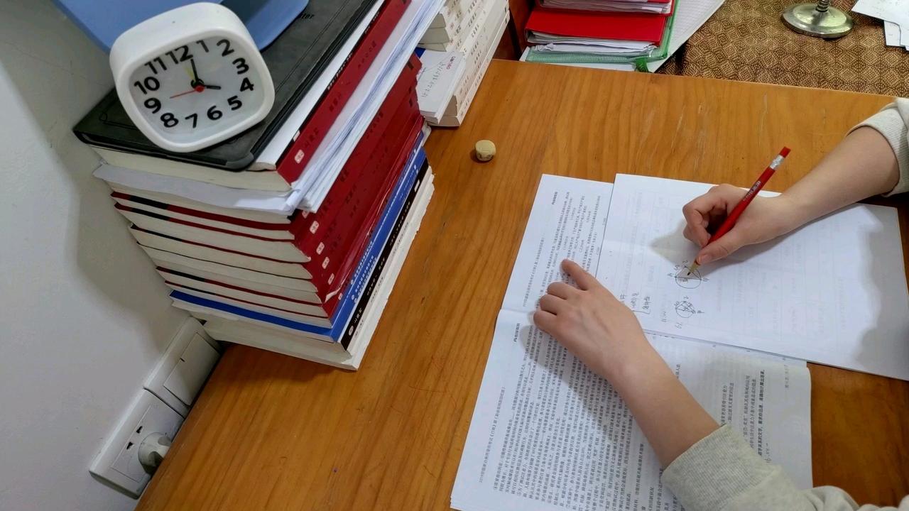 今年的高考数学刚结束，网上就炸开了锅。

很多走出考场的考生脸都白了，说这试卷简