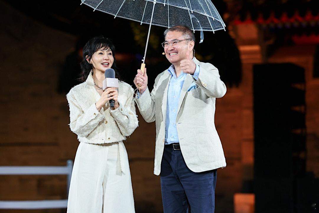 近日，“2026揽胜之境”在北京王府中环启幕。这个选址颇有意味：一边是北京核心商