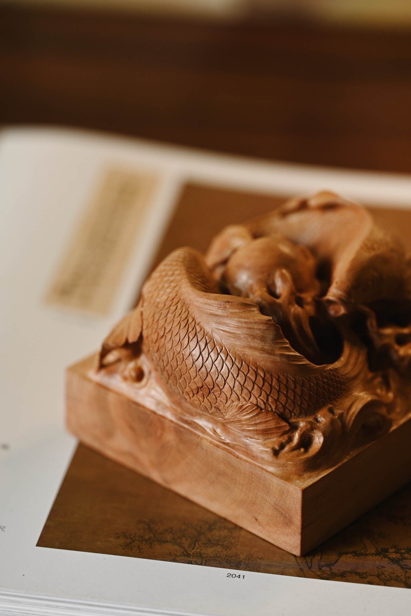 老山檀 | 双鱼戏珠 印章雕刻双鱼姿态灵活，自在游动，首尾相续，有富贵不断之意，