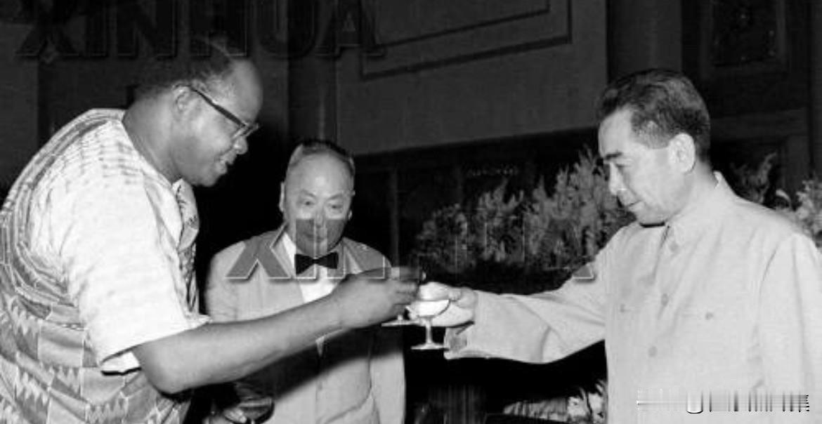 【周总理历史上的今天——7月1日】
1962年7月1日，晚上，周恩来总理在北京饭