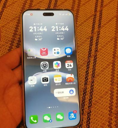 华为nova13Ultra的这块屏幕，采用的是半透射屏幕设计，外观看起来是一个副