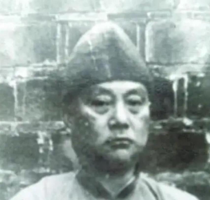 1950年，国军中将周磐被俘，因罪大恶极，被判死刑，为了活命，周磐语出惊人：“别
