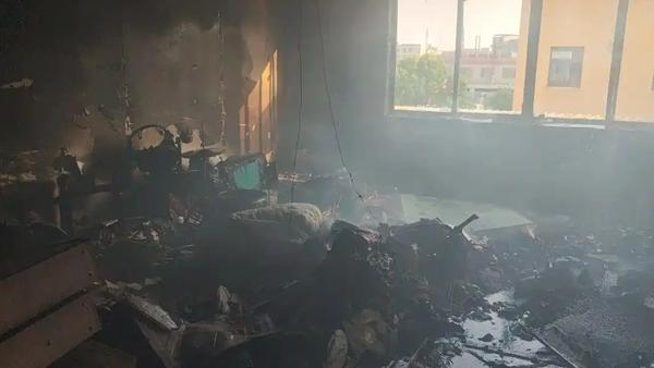近日，浙江宁波海曙区一厂房3楼办公室发生火灾，消防员接警后迅速赶赴现场处置。事发