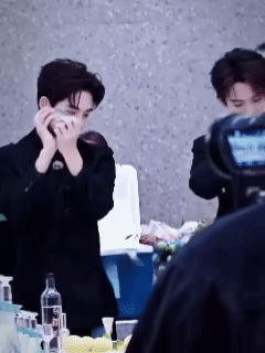 董思成吐槽尹子维脾气大董思成为了省钱点儿童套餐 尹子维“发飙”现场，只有董思成在