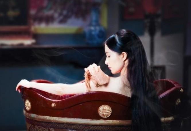 男子偷看邻居寡妇洗澡，正看得起劲时，突然寡妇站起身来，男子瞪大眼睛准备看个仔细时