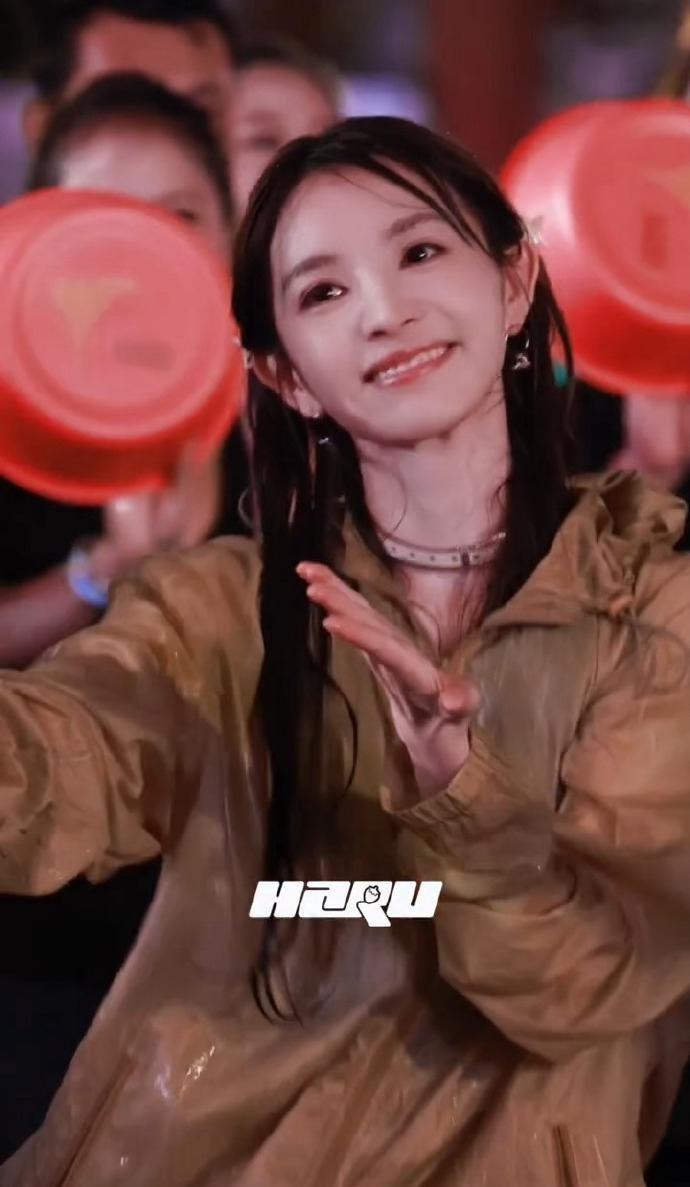 田曦薇泼水“明媚”到我了！这才是夏日甜妹的正确打开方式 ​​​