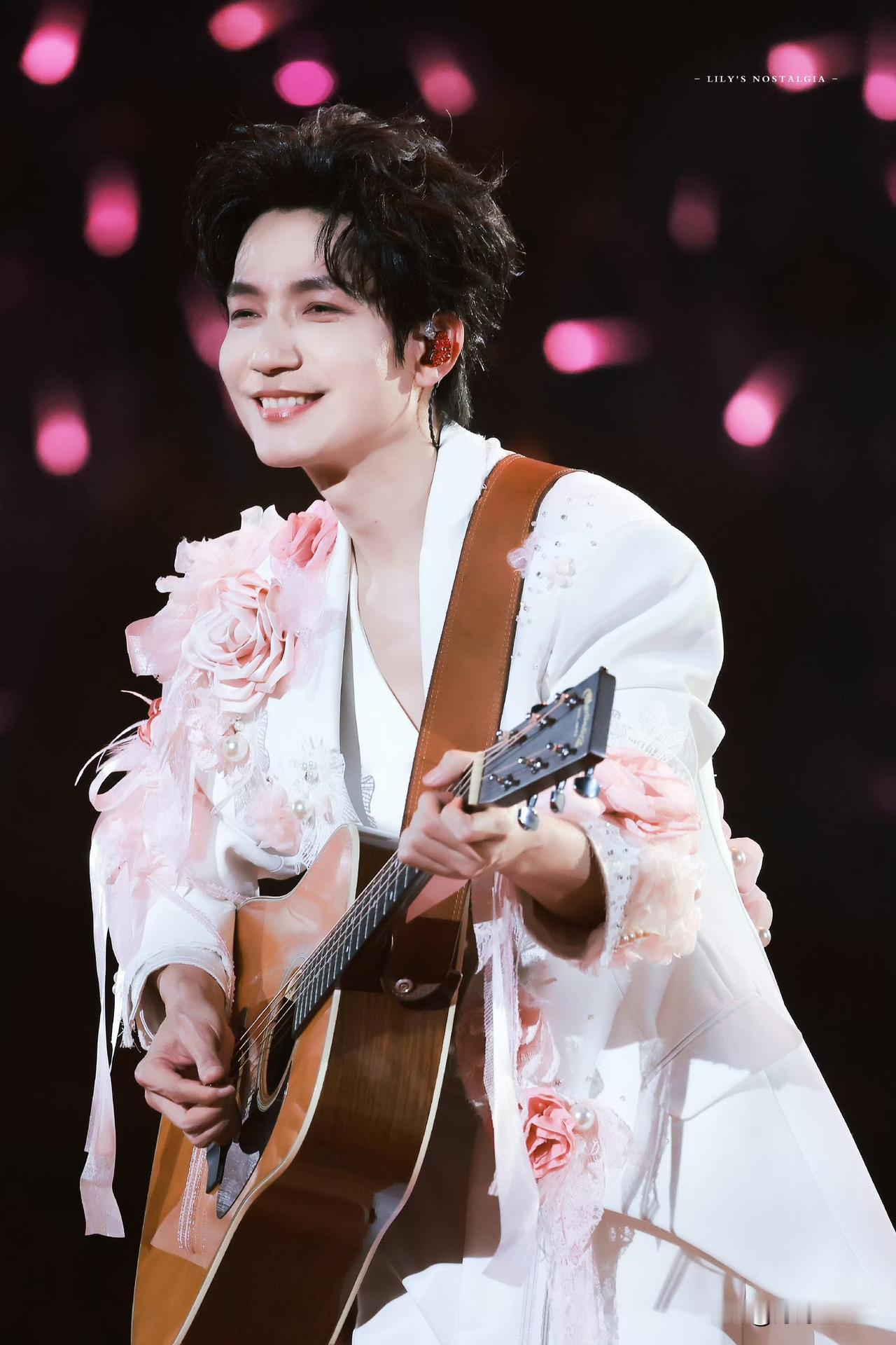 陈楚生 ！
罚款+版权 要花几十万了吧，
工作室经纪人有的忙啦！
人家求婚他唱歌