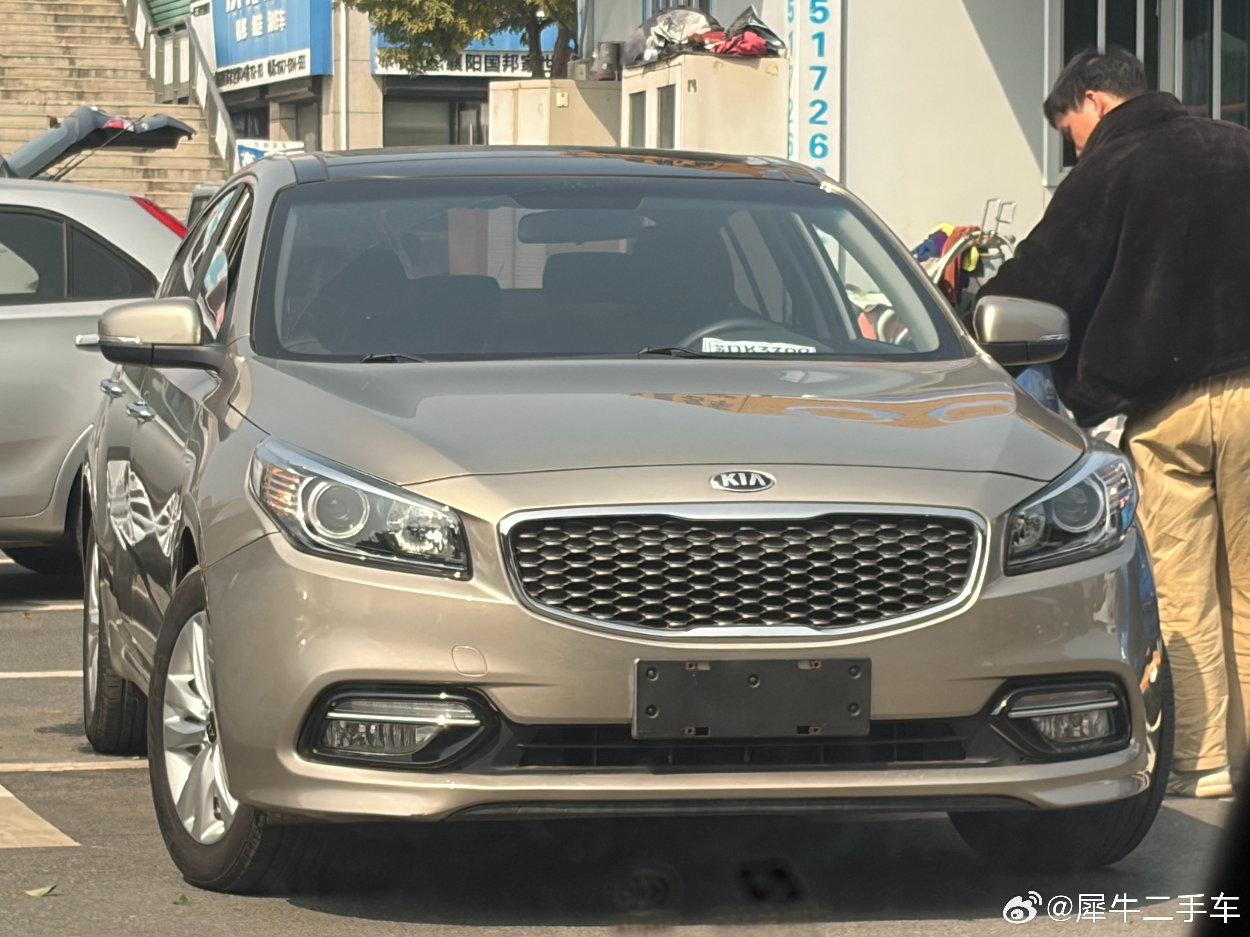 对面邻居买了一台起亚k4二手行情跟k3差不多甚至还卖不过k3所以同样价格，k4肯