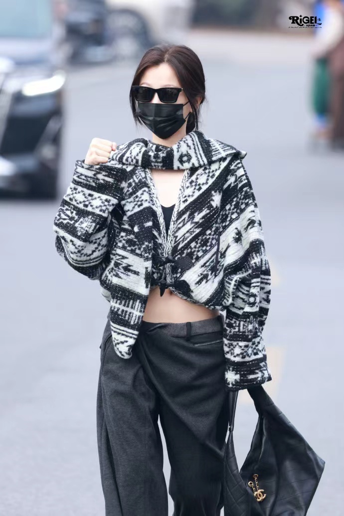 虞书欣黑白酷姐look虞书欣露腰拽酷辣妹  虞书欣黑白酷姐look，虞书欣露腰拽