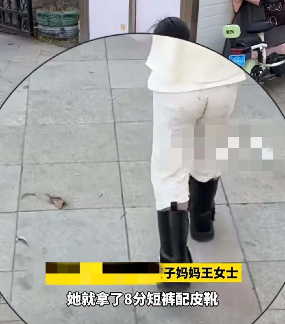 11月22日，辽宁一萌娃嫌弃爸爸搭配的衣服丑，非要用八分睡裤搭配小靴子，爸爸拗不