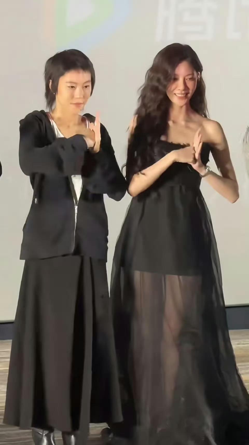 当你还在猜是不是官宣，她们已经回答了三次。
第一次是十指紧扣穿过商场，第二次是音