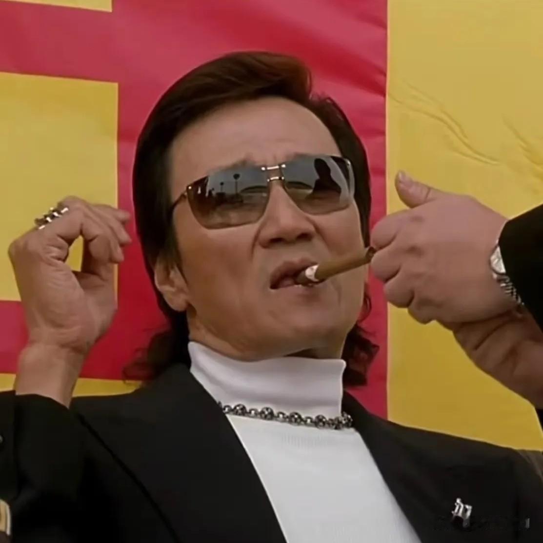 谢贤，活成了港圈独一份的传奇！
从影七十多年，演过数百部影视作品，完整见证了香港